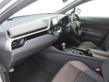 【まるまるクリーニング】内装工程では、中古車を気持ちよくお乗りいただけるよう清掃しております。シートの洗浄はもちろん、ニオイの元となるフロアカーペットまで洗浄・消臭を実施。