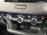 【オートエアコン】一度お好みの温度に設定すれば、車内の温度を検知し風量や温度を自動で調整。暑い…寒い…と何度もスイッチ操作をする必要はありません。快適な車内空間には必須の機能ですね♪