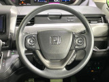 インテリアに合わせたデザインのステアリングは、運転される方のことも考え、運転しやすい形状、大きさです。是非一度、実際に触ってお確かめください。