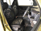 運転席の座面高さを調整できるシートリフターが付いています。座面も広く使い勝手もいいですよ♪