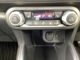 車内の温度管理がワンタッチで簡単に出来るのがオートエアコンです。これでいつでも快適ドライブが出来ますね!