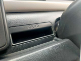 ハンドル近くにカード入れがあります。お札や駐車券の一時置きにも使いやすいですね