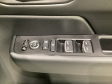 電動格納付きパワーミラーの操作スイッチがついています。左右のサイドミラーの角度調節も微調整ができて便利です。パワーウインドウは運転席でドア4枚とも上下の操作ができるようになっています。