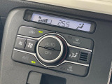 【オートエアコン】一度お好みの温度に設定すれば、車内の温度を検知し風量や温度を自動で調整。暑い…寒い…と何度もスイッチ操作をする必要はありません。快適な車内空間には必須の機能ですね♪