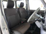 【清潔感のある運転席&助手席】隅々までクリーニングの行き届いた運転席&助手席。目立ったシミや汚れ等もございません。快適なドライブをどうぞ。