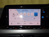 タッチコントロール式エアコンパネル。3ゾーンフルオートエアコン。運転席、助手席それぞれ独立して温度管理が可能です。花粉やダストを除去するフレッシュエアフィルターも装備され、クリーンな室内環境を保ちます