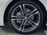 BMW純正18インチホイール。洗練されたデザインで、足元の個性を引き立てます。