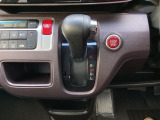 シンプルでとても使いやすいインパネシフトに、パーキングブレーキは、フットブレーキタイプです。