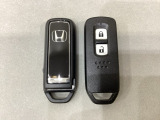 スマートキーを装備しています。鍵を差し込むことなくドアロックの開け閉めと、スタートボタン操作でのエンジンスタートができます。スペアキーも同じものを用意しております。