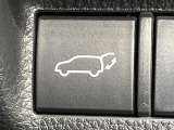 【パワーバックドア】スマートキーや運転席のボタンを押すだけでリアゲートが自動で開閉します!荷物を持っている時や、高い位置にあるバックドアを閉める際に便利な機能です♪