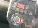 【オートエアコン】一度お好みの温度に設定すれば、車内の温度を検知し風量や温度を自動で調整。暑い…寒い…と何度もスイッチ操作をする必要はありません。快適な車内空間には必須の機能ですね♪