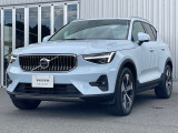 ボルボXC40は、よりスマートに、より大胆に生まれ変わりました。刷新されたフロントフェイス、先鋭的な躍動感を感じさせるスタイリング。SUVの姿を体現するプロポーションは力強さに溢れた佇まいを見せます。