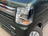【LEDヘッドランプ】鮮やかな白色光で、クリアな視界を確保するLEDヘッドランプ装備。乗用車並みの装備が魅力です。