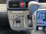 ストレートタイプのシフトノブです。。発進時やシフトチェンジ時もストレスなくスムーズに運転を楽しめます♪