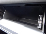 助手席前には車検証入れ等書類一式を収納できるグローブボックスがございます。