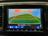 【マルチビューカメラ】フロント、リア、左右ドアミラー下の4つのカメラの映像を合成し上空から見下ろしたように表示します。狭い駐車場や、狭い道でのすれ違いの時も安心です!