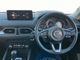 人間工学を駆使して設計された運転席周りのデザインで、ドライビングポジションも取り易く、快適な運転を楽しんでもらえます。