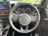 インテリアに合わせたデザインのステアリングは、運転される方のことも考え、運転しやすい形状、大きさです。是非一度、実際に触ってお確かめください。