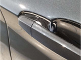 【デザインとの融合】BMWデザイナーが創り出したボディデザインを損なう事のない様に配置とデザインに拘っています。ドアノブについてもBMWの拘りに妥協はありません。