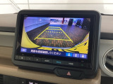 リバースギアに入れるだけで後方の表示へ切り替わります。夜間や雨の日の駐車も楽になりますよ。