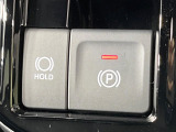 【電動パーキングブレーキ】パーキングブレーキは便利な電動式!ボタン一つで操作でき、アクセルを踏めば自動で解除されます♪レバーやペダルが無いので運転席廻りもすっきりしますね♪