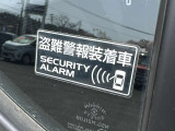 セキュリティアラーム(警報装置)搭載しております。センサーが異常を感知した場合、光や音で警告を発します。万一の時に、音や光で周囲の人々の注目を惹くことができるので車上荒らしなどに有効です。