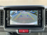 バックモニターで車庫入れまどらくらく、高感度カラーカメラですので僅かな光でもくっきりと見え、夜でも安心して駐車出来ます。