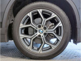 【BMWアロイホイル】軽量かつ強度に拘ったアロイホイル。走行性能ポテンシャルを引き出す設計。車の足元を引き締めてくれる大きなポイントはアロイホイルです。
