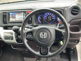 【ステアリングリモコン】運転中でも目線はそのまま、手元のスイッチで安全にオーディオが操作できます。