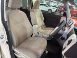 運転席の画像です。充分なスペースがあり、ゆったりした状態で運転していただけます♪