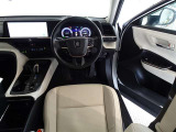 革巻きステアリングで快適な操作性の運転席です。