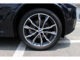 BMWのほぼすべてのモデルに『ランフラット・タイヤ』を標準装備しています。もしもパンクした場合でも、そのまま時速80kmまでで航続距離80km走行可能です。立ち往生する事無く、事故も未然に防ぎます。