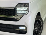 【LEDヘッドライト】悪天候や夜間走行時も良好な視界を確保し安心して運転できる高輝度LEDヘッドライトを装備!点灯速度が早く、消費電力も抑えられています。