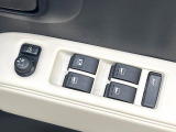 【電動格納ミラー】サイドミラーは電動格納式となっており、狭い駐車場でもキズがつくリスクを抑えられます。