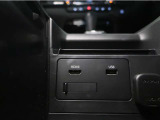 アームレストを開けば、中は収納スペースになっています。USB/HDMIにも対応しています。
