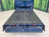積み下ろしのしやすいデッキにはたっぷりと荷物を積み込んでいただけます。遊びから仕事まで、様々なシーンで頼れます♪
