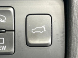【パワーバックドア】スマートキーや運転席のボタンを押すだけでリアゲートが自動で開閉します!荷物を持っている時や、高い位置にあるバックドアを閉める際に便利な機能です♪