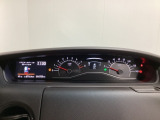 スピードメーターとタコメーターを大きく配した見やすいメーター部になっています。左側のインフォメーション画面でオドメーターや燃費などの情報を確認できます。