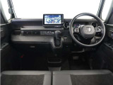 視界広々で運転しやすくロングドライブでも疲れを感じさせないすっきりとまとまったインパネ周りです。
