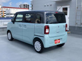 左斜め後ろからの特徴的なフォルム。狭い路地裏でも運転しやすそうな小回りが利くコンパクトボディ♪