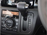 【シフトレバー】シフトもとても操作しやすいデザインになっております。運転する人の事を第一に考えた操作性の高い仕様です。