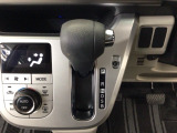 オートマチックシフトレバーは、手になじみ操作しやすい形状で安全運転にもつながります♪