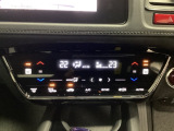 オートエアコンがついてます。左右独立で温度設定のできるデュアルオートエアコンです。パネル内のシートヒータースイッチは前席の左右別々に2段階で温度設定ができます。