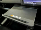 ちょっとした物が置けるテーブルが嬉しい。お仕事に、昼休みに大活躍。
