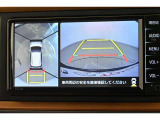 【パノラミックビューモニター】専用のカメラにより、上から見下ろしたような視点で360度クルマの周囲を確認することができます☆縦列駐車や幅寄せ時に活躍してくれます。パノラミックビューモニター付きです。車