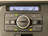 【オートエアコン】一度お好みの温度に設定すれば、車内の温度を検知し風量や温度を自動で調整。暑い…寒い…と何度もスイッチ操作をする必要はありません。快適な車内空間には必須の機能ですね♪