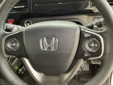 ハンドルにHondaセンシング系のクルーズコントロールやレーンキープアシストなどのスイッチと、オーディオの操作スイッチが装備されています。ハンドルから手を離さず安全に操作できます。