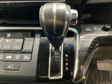 CVT車のセレクトレバーです。低速から高速まで、変速ショックのないスムーズな走りを実現するとともに、エンジン効率のよい領域を維持することで燃費にも貢献します。