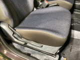 運転席にはドライバーの体型や好みに応じて前後方向だけでなく、高さの調整ができるシートリフターを装備!