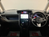 ベンチシートタイプの運転席で助手席側からの乗り降りも可能